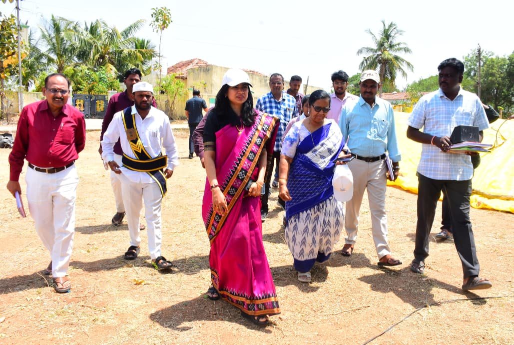 తంగళ్లపల్లి మండలం నేరెళ్ల గ్రామంలో పీఏసీఎస్ కొనుగోలు కేంద్రంలో జిల్లా కలెక్టర్ పరిశీలన